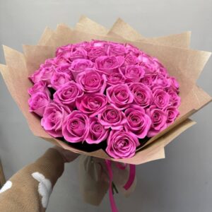 51 розовая роза в крафте