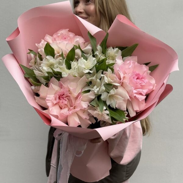 Букет из французских роз и альстромерий