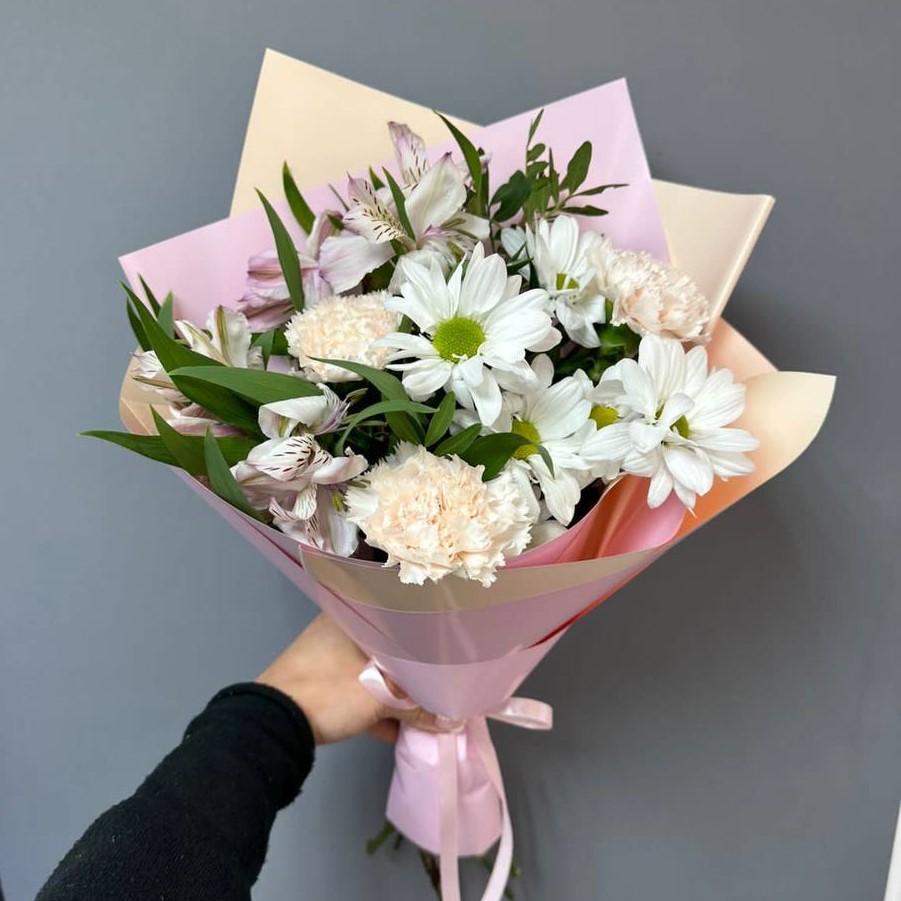 Букет из хризантем, диантусов и альстромерий Букет из хризантем, диантусов и альстромерий