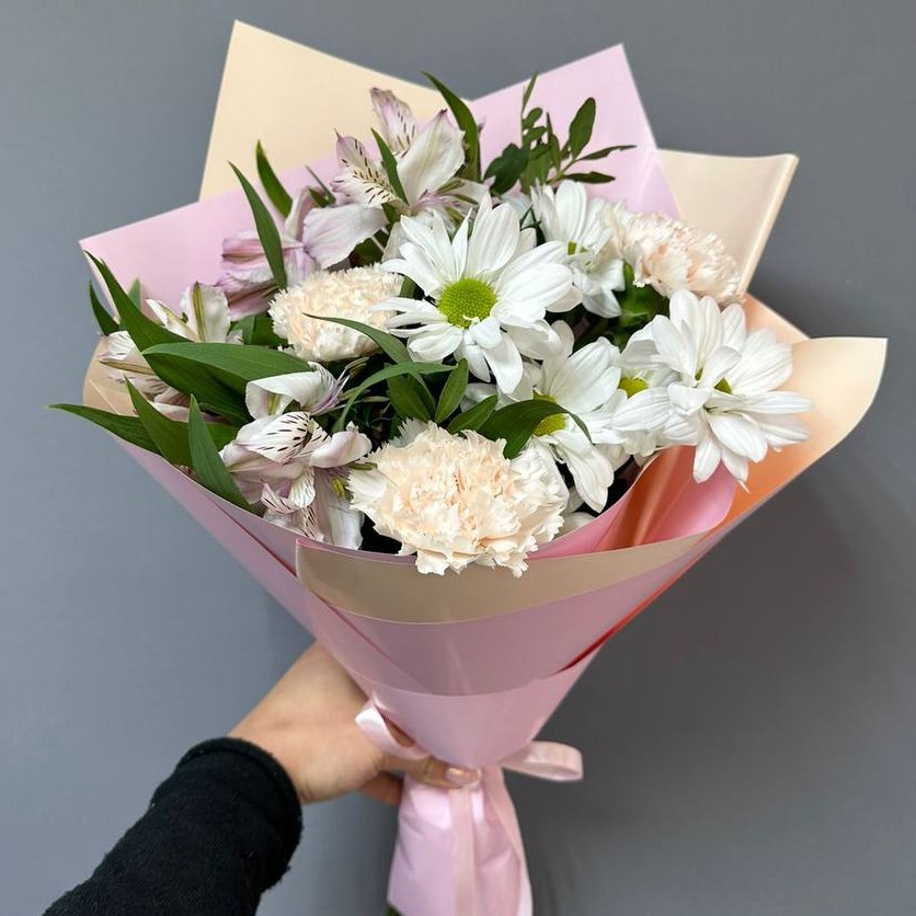 Букет из хризантем, диантусов и альстромерий Букет из хризантем, диантусов и альстромерий