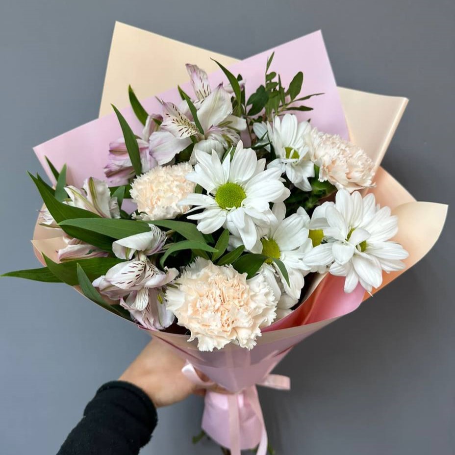 Букет из хризантем, диантусов и альстромерий Букет из хризантем, диантусов и альстромерий