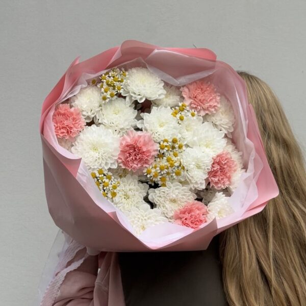 Букет из хризантем, ромашек и диантусов