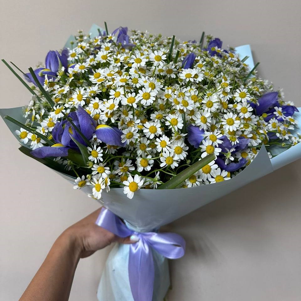 Букет из ромашек и ирисов Букет из ромашек и ирисов