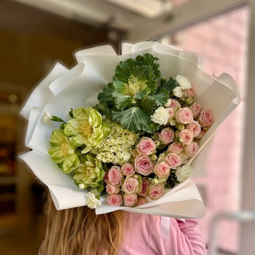 Букет из роз, брассики и гортензии Букет из роз, брассики и гортензии