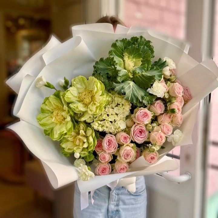 Букет из роз, брассики и гортензии Букет из роз, брассики и гортензии