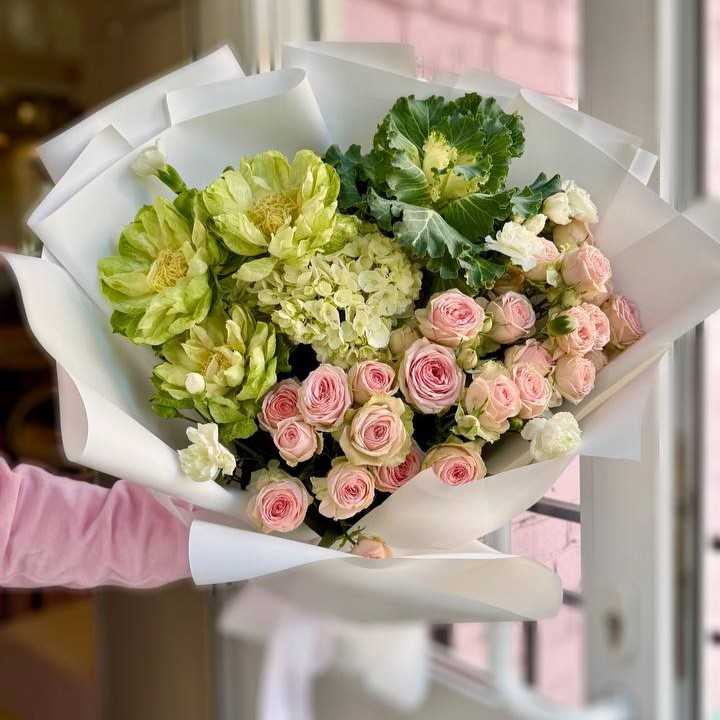 Букет из роз, брассики и гортензии Букет из роз, брассики и гортензии