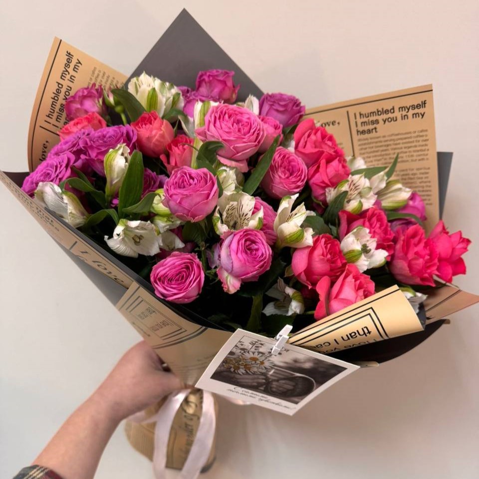 Букет из розовых роз и альстромерий Букет из розовых роз и альстромерий