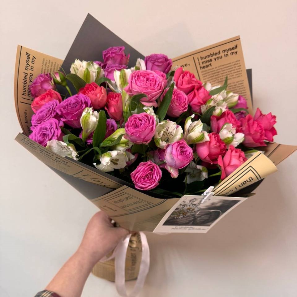 Букет из розовых роз и альстромерий Букет из розовых роз и альстромерий