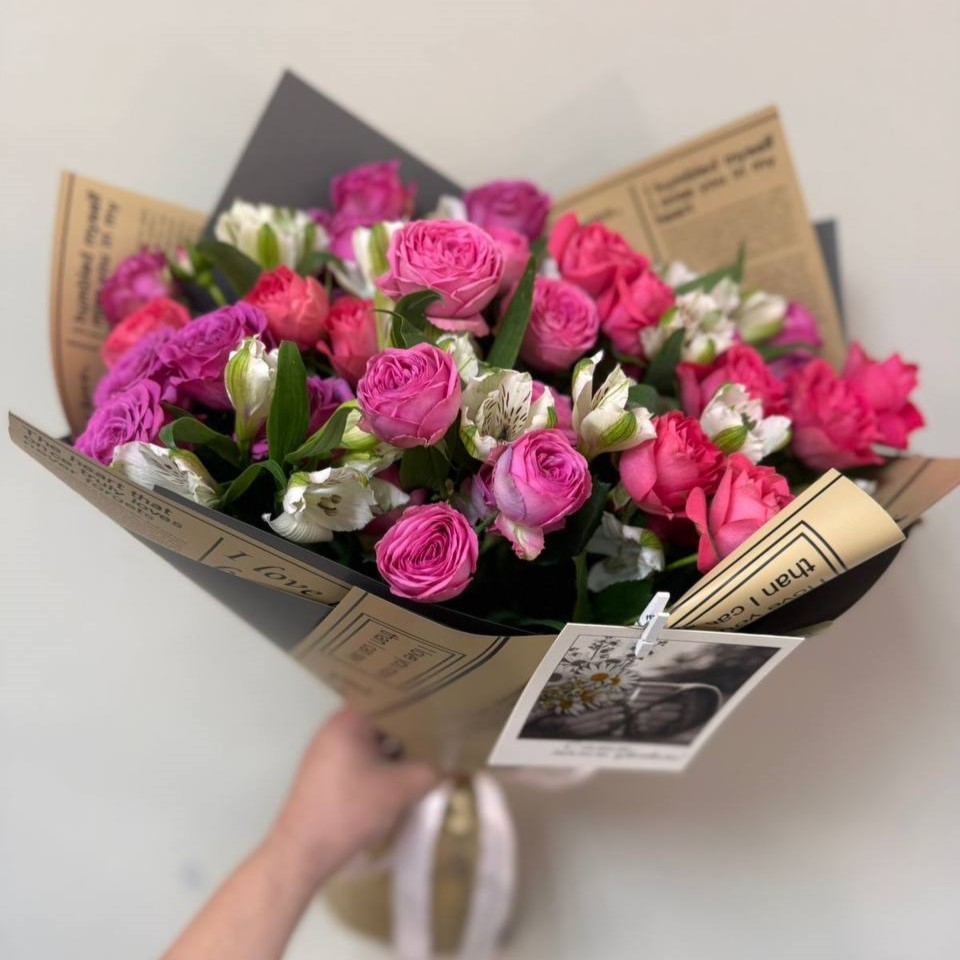 Букет из розовых роз и альстромерий Букет из розовых роз и альстромерий