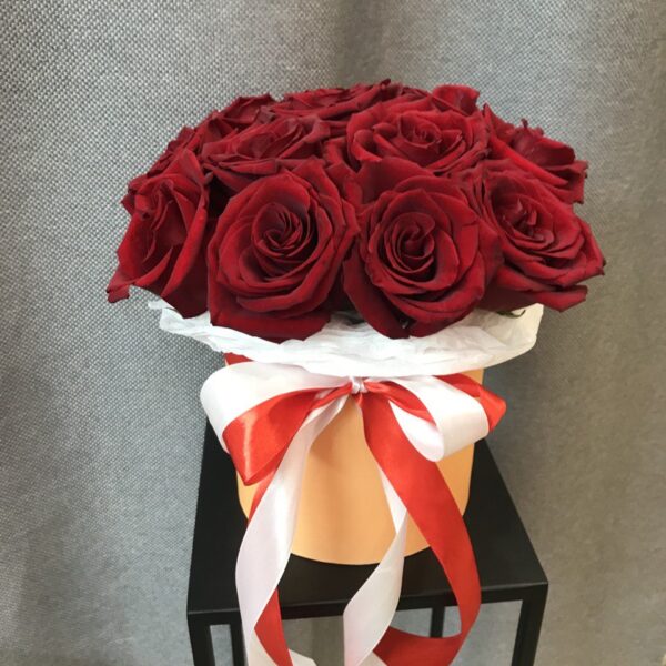 13 роз в коробке