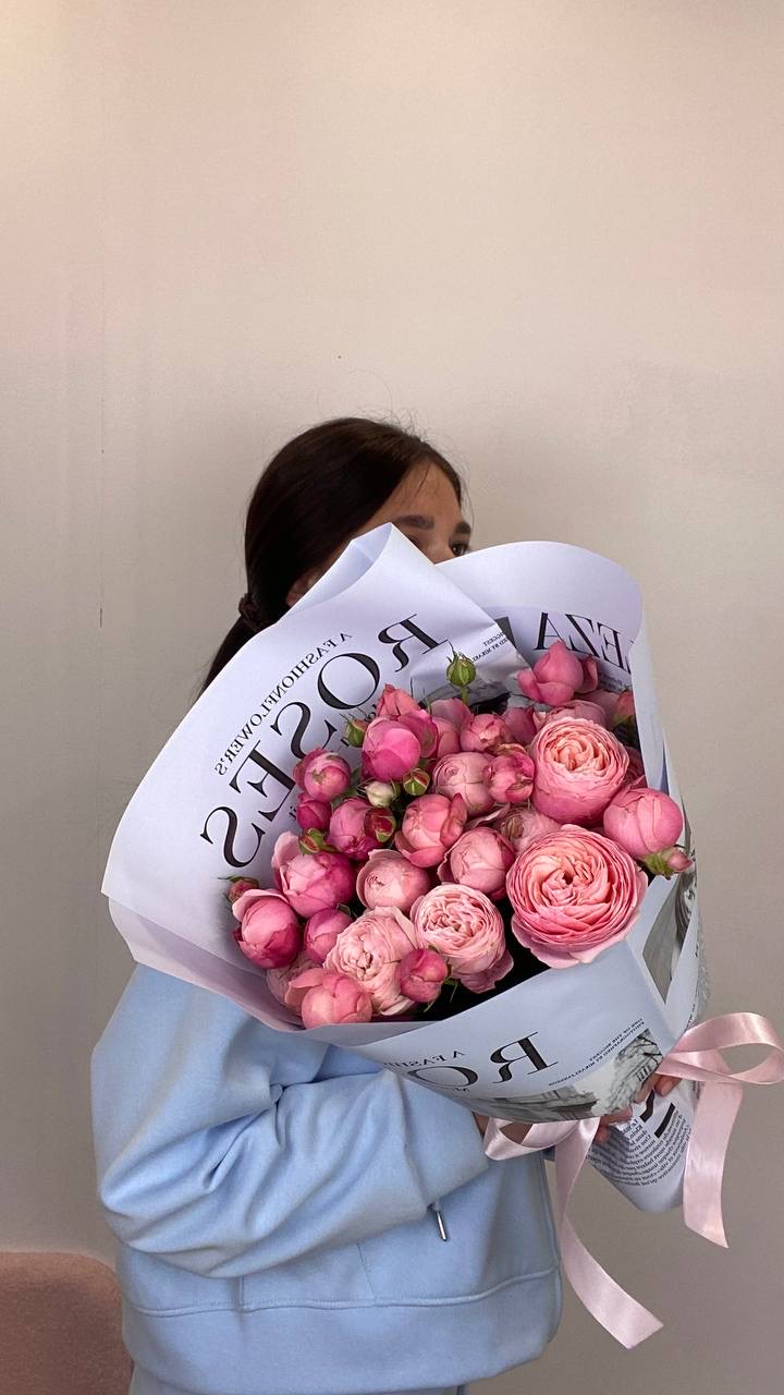 Букет из 5 кустовых пионовидных роз Букет из 5 кустовых пионовидных роз