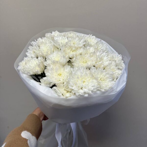 Букет из белых хризантем