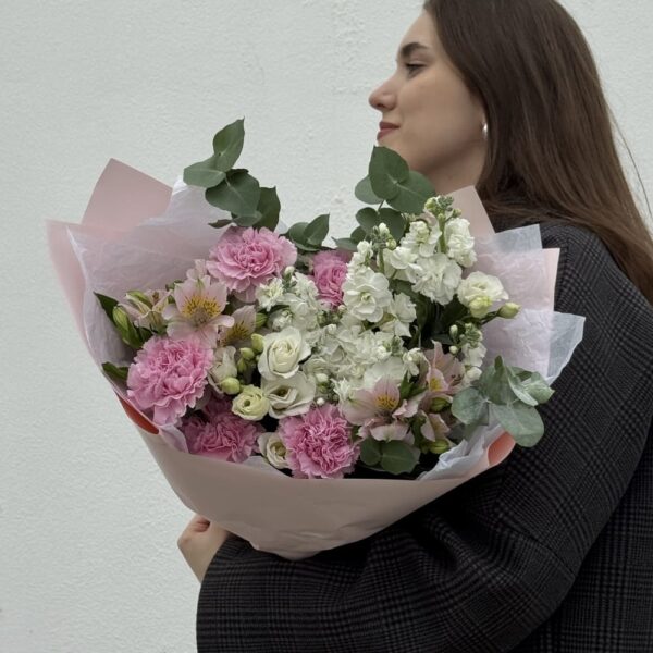 Букет из диантусов, альстромерий и маттоилы