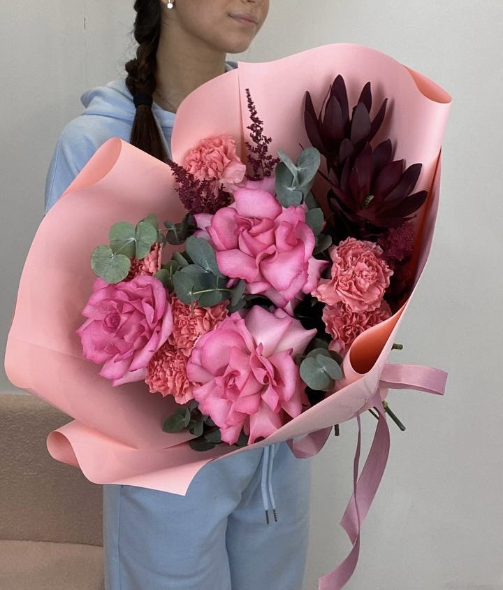 Букет из диантусов и французских роз Букет из диантусов и французских роз