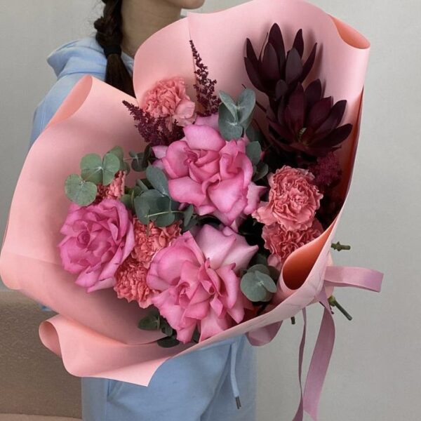 Букет из диантусов и французских роз