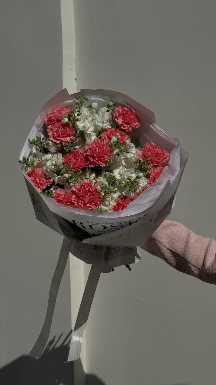 Букет из диантусов и маттиолы Букет из диантусов и маттиолы