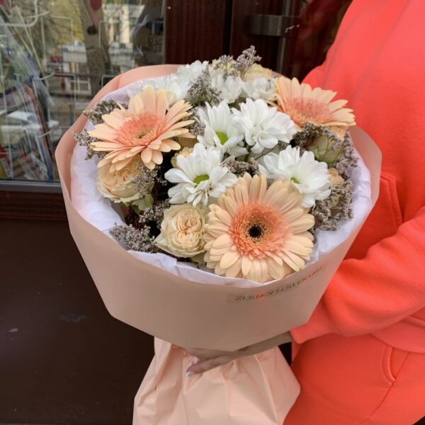 Букет из гербер, роз и хризантем