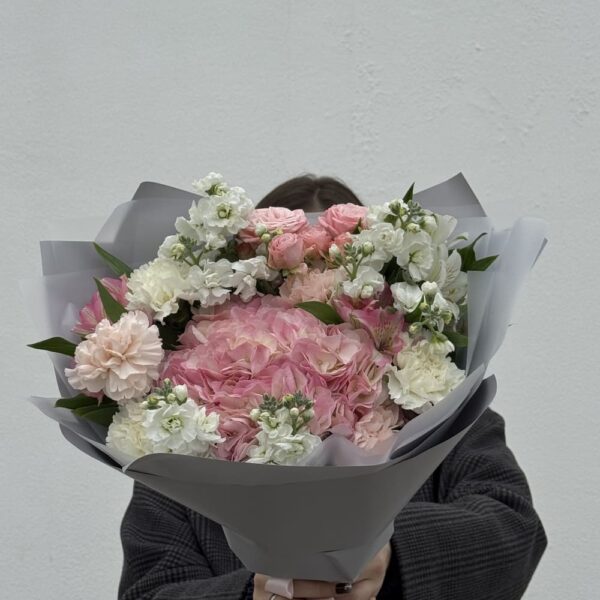 Букет из гортензии, альстромерий и маттиолы