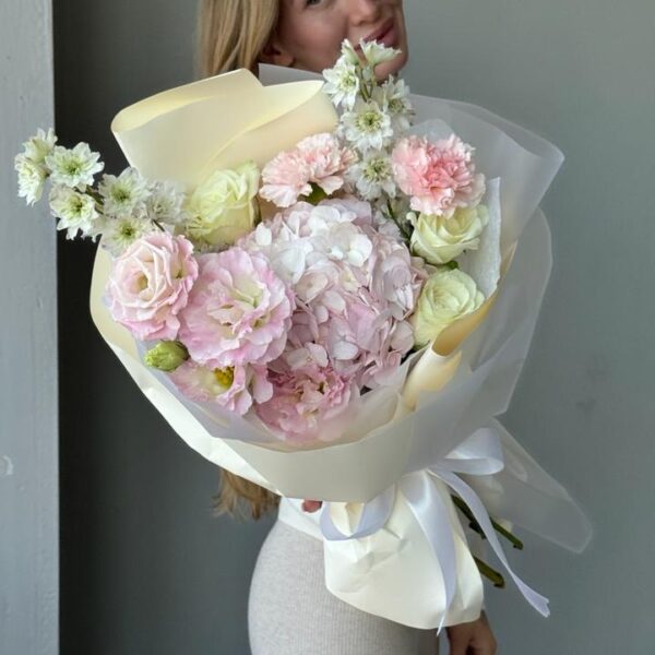 Букет из гортензии, диантусов и дельфиниума