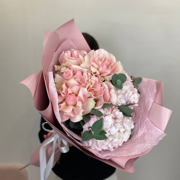 Букет из гортензий и французских роз