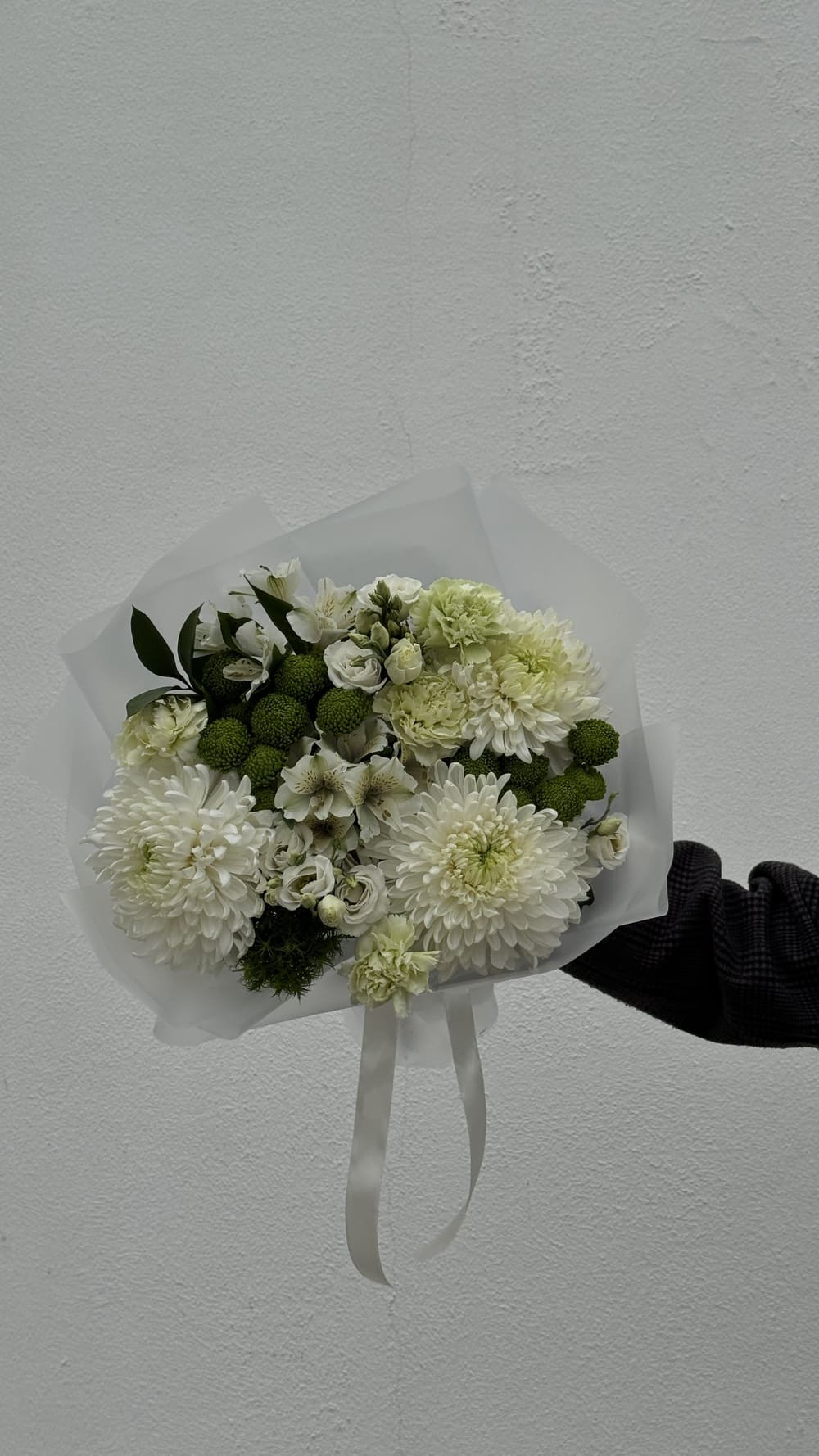 Букет из хризантем, альстромерий и эустом Букет из хризантем, альстромерий и эустом