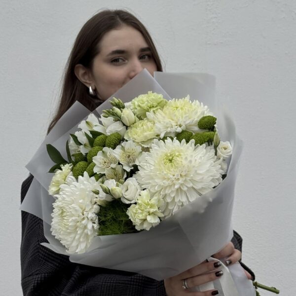 Букет из хризантем, альстромерий и эустом