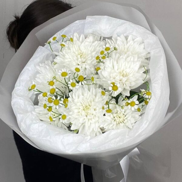 Букет из хризантем и ромашек
