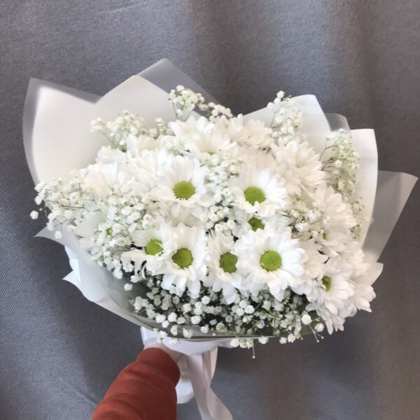 Букет из кустовых хризантем и гипсофил