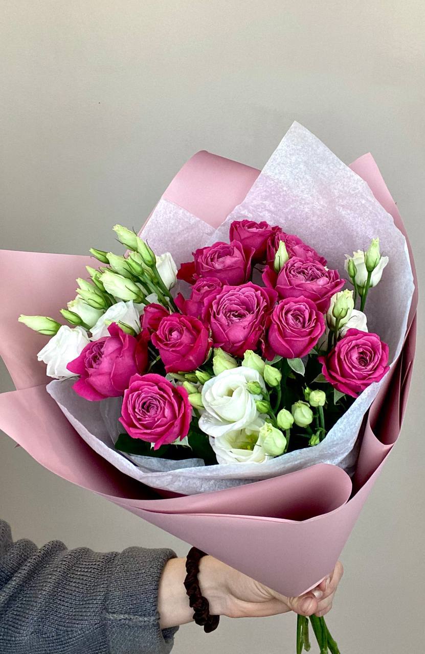 Букет из кустовых роз и эустом Букет из кустовых роз и эустом