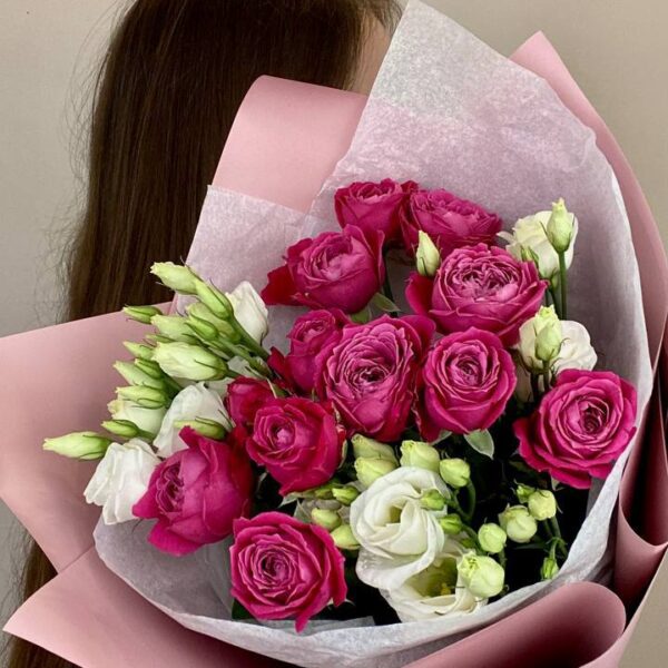 Букет из кустовых роз и эустом