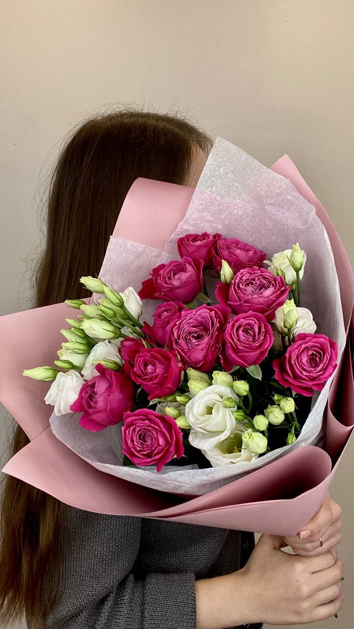 Букет из кустовых роз и эустом Букет из кустовых роз и эустом