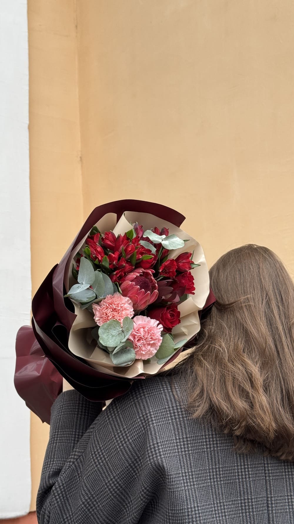 Букет из протеи, альстромерий и диантусов Букет из протеи, альстромерий и диантусов