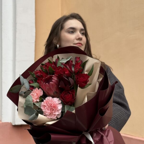 Букет из протеи, альстромерий и диантусов