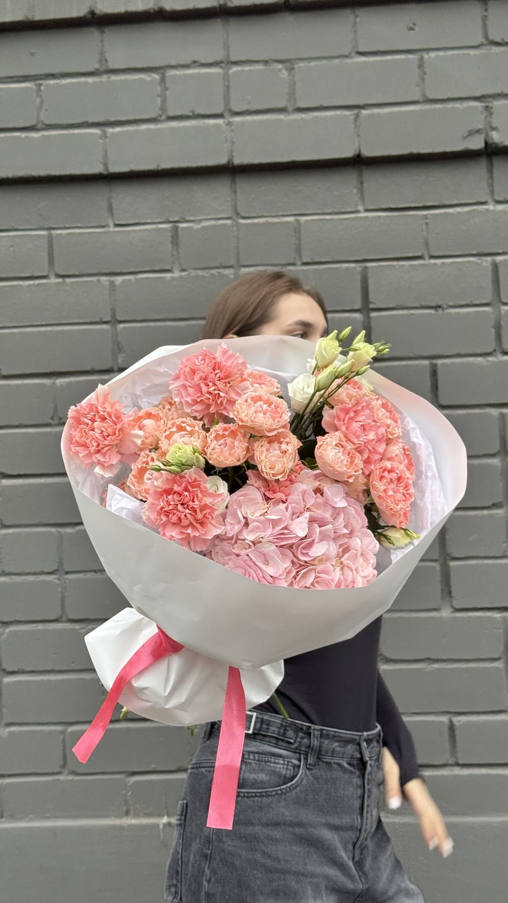 Букет из роз, диантусов и гортензии Букет из роз, диантусов и гортензии