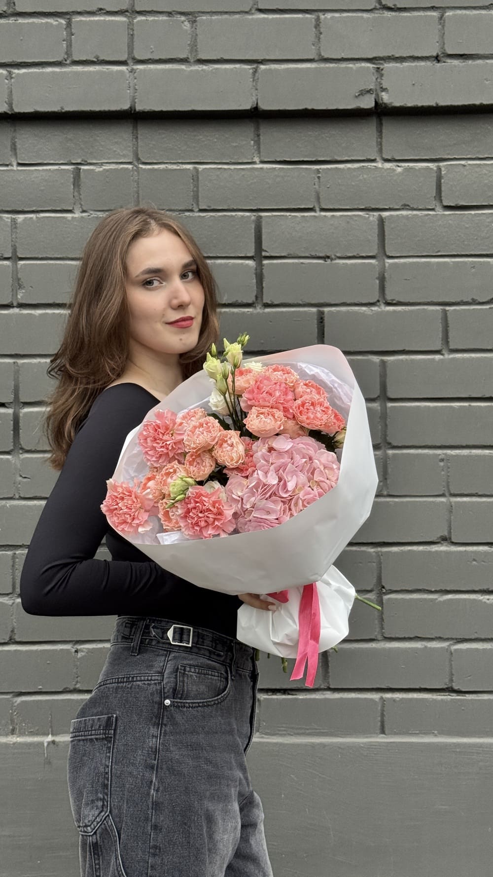 Букет из роз, диантусов и гортензии Букет из роз, диантусов и гортензии