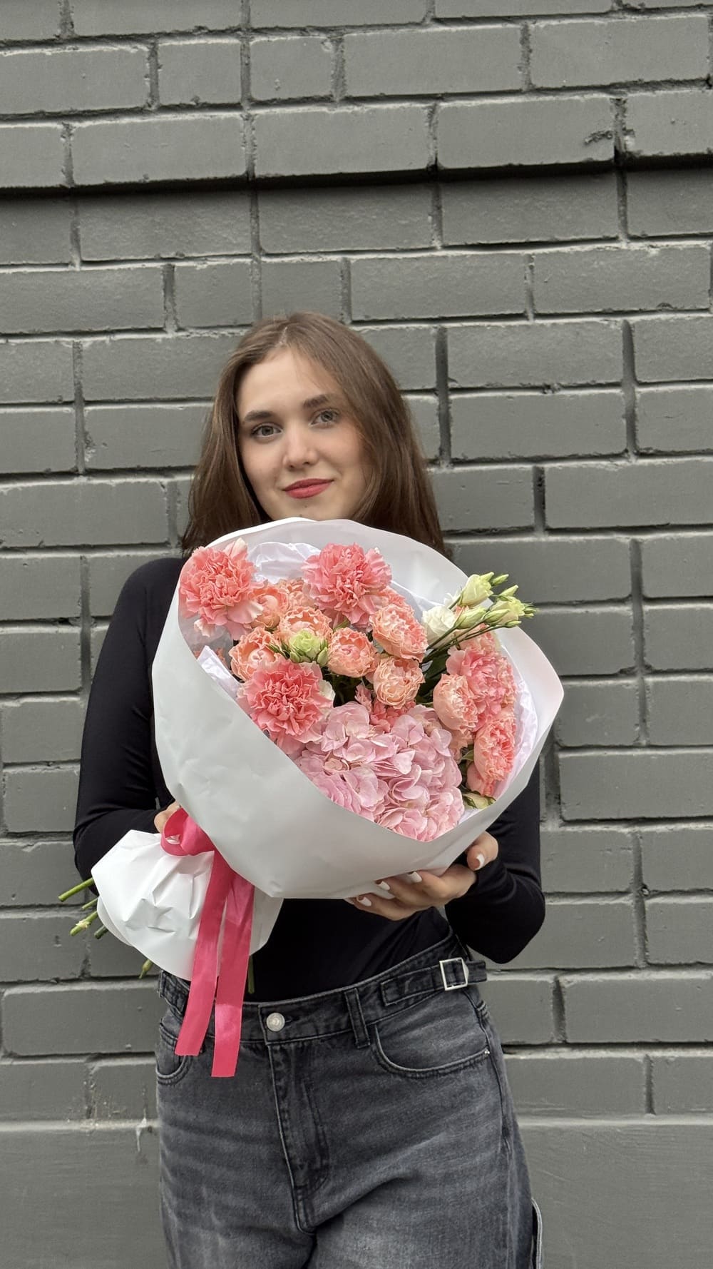 Букет из роз, диантусов и гортензии Букет из роз, диантусов и гортензии