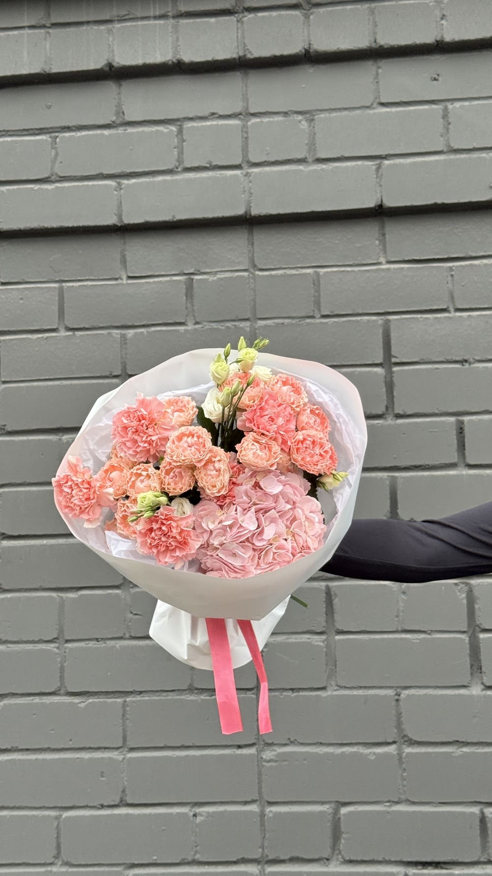 Букет из роз, диантусов и гортензии Букет из роз, диантусов и гортензии