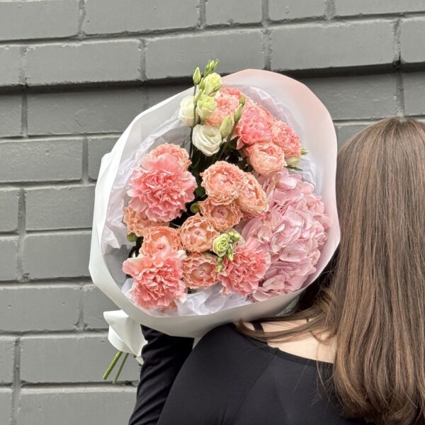 Букет из роз, диантусов и гортензии