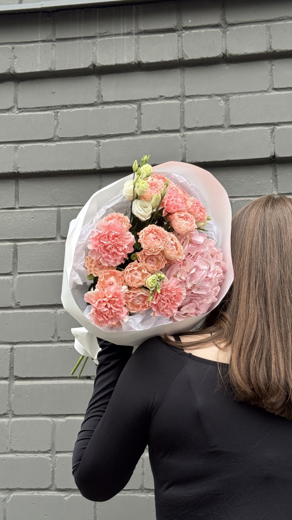 Букет из роз, диантусов и гортензии Букет из роз, диантусов и гортензии