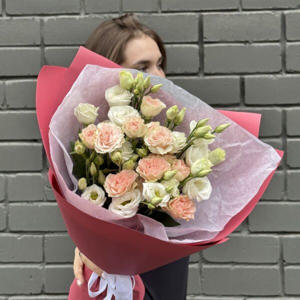 Букет из роз и эустом