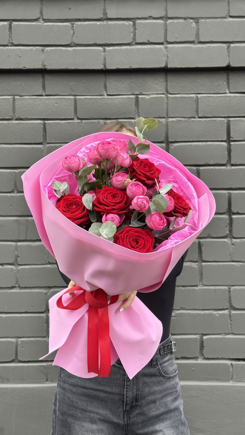 Букет из роз и эвкалипта Букет из роз и эвкалипта