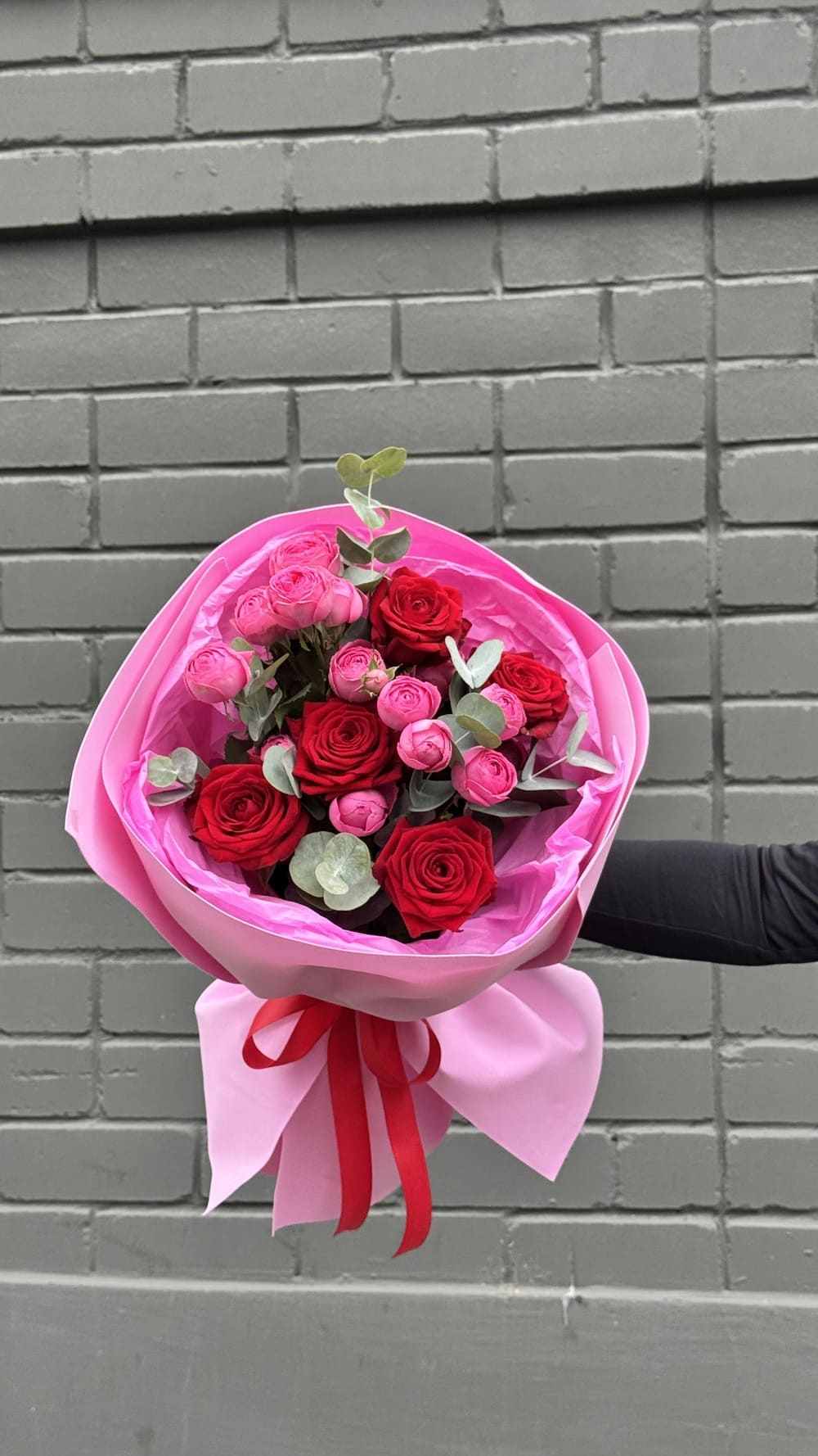 Букет из роз и эвкалипта Букет из роз и эвкалипта