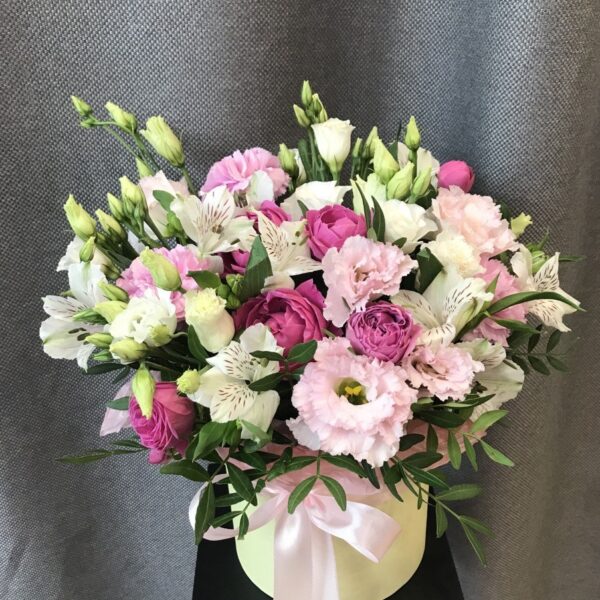 Розы, диантусы и эустомы в коробке