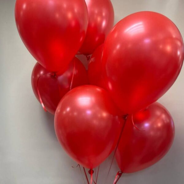 7 красных гелиевых шаров