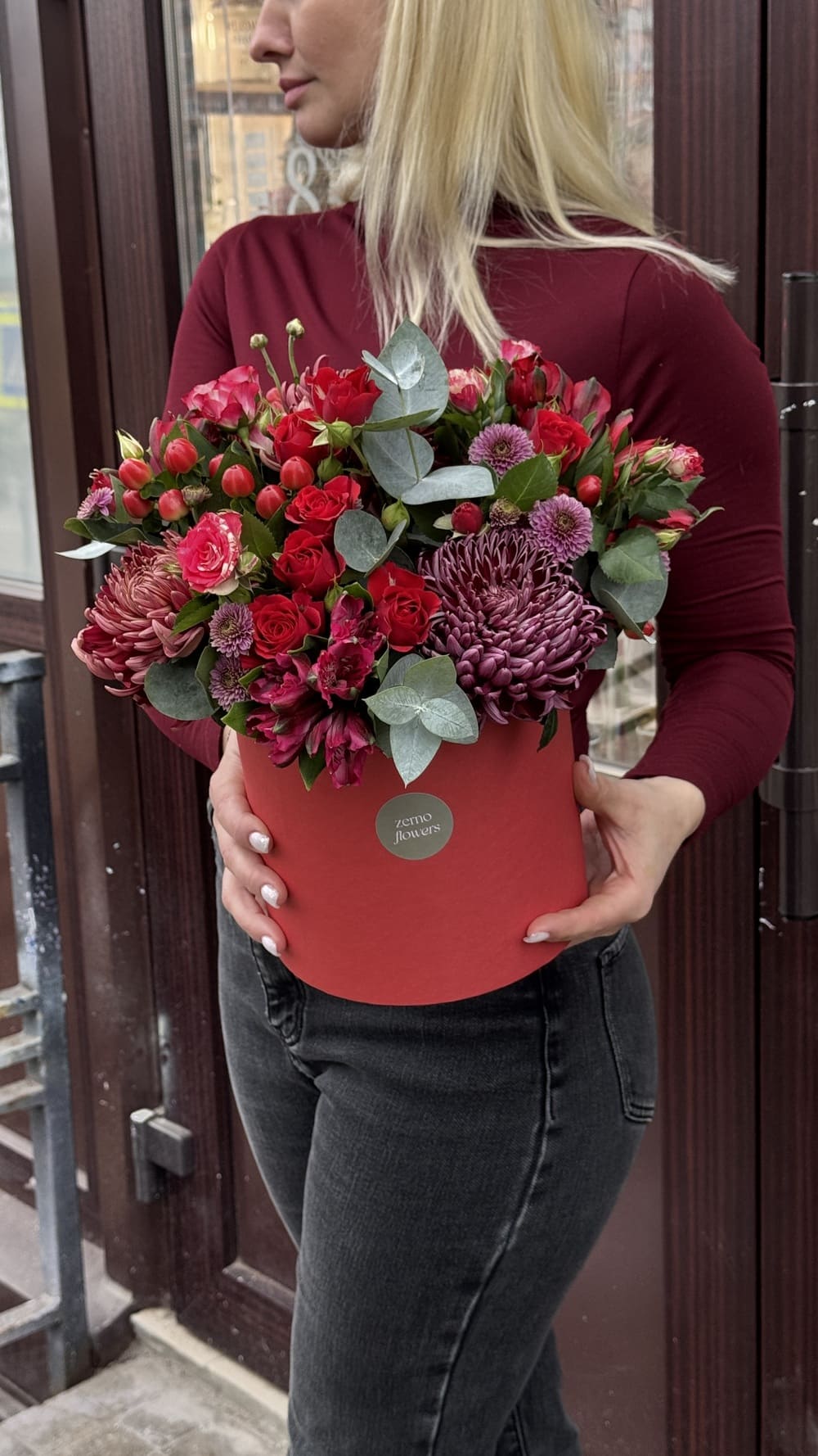 Альстромерии, диантусы и хризантемы в коробке Альстромерии, диантусы и хризантемы в коробке