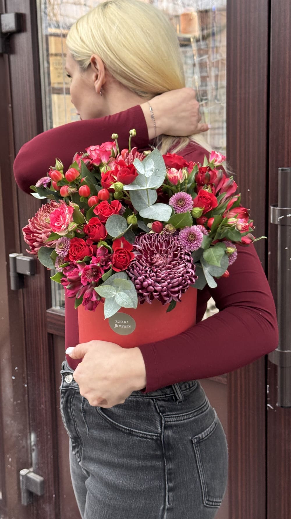 Альстромерии, диантусы и хризантемы в коробке Альстромерии, диантусы и хризантемы в коробке