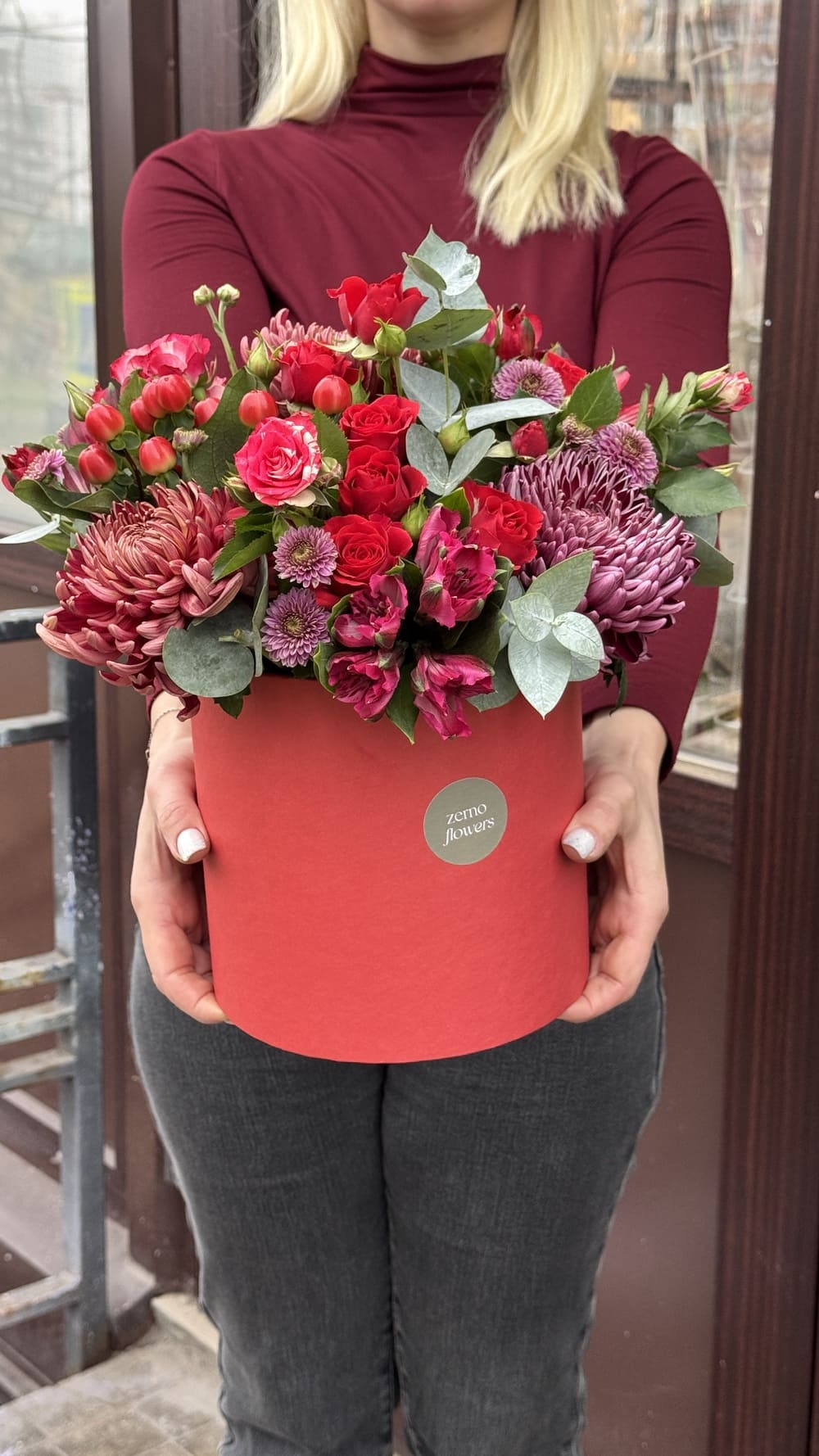 Альстромерии, диантусы и хризантемы в коробке Альстромерии, диантусы и хризантемы в коробке