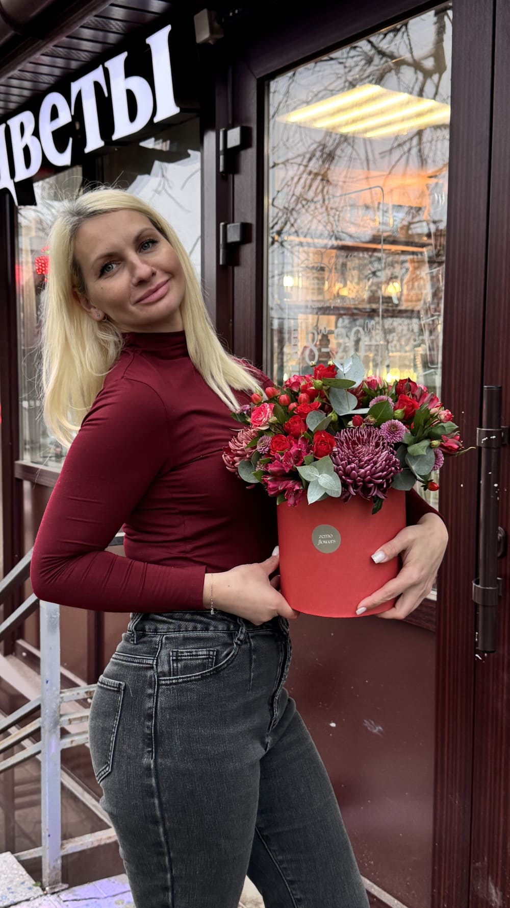 Альстромерии, диантусы и хризантемы в коробке Альстромерии, диантусы и хризантемы в коробке