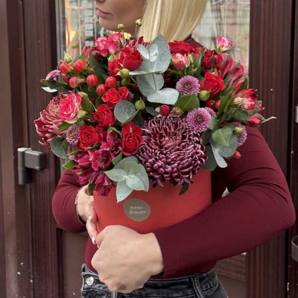 Альстромерии, диантусы и хризантемы в коробке