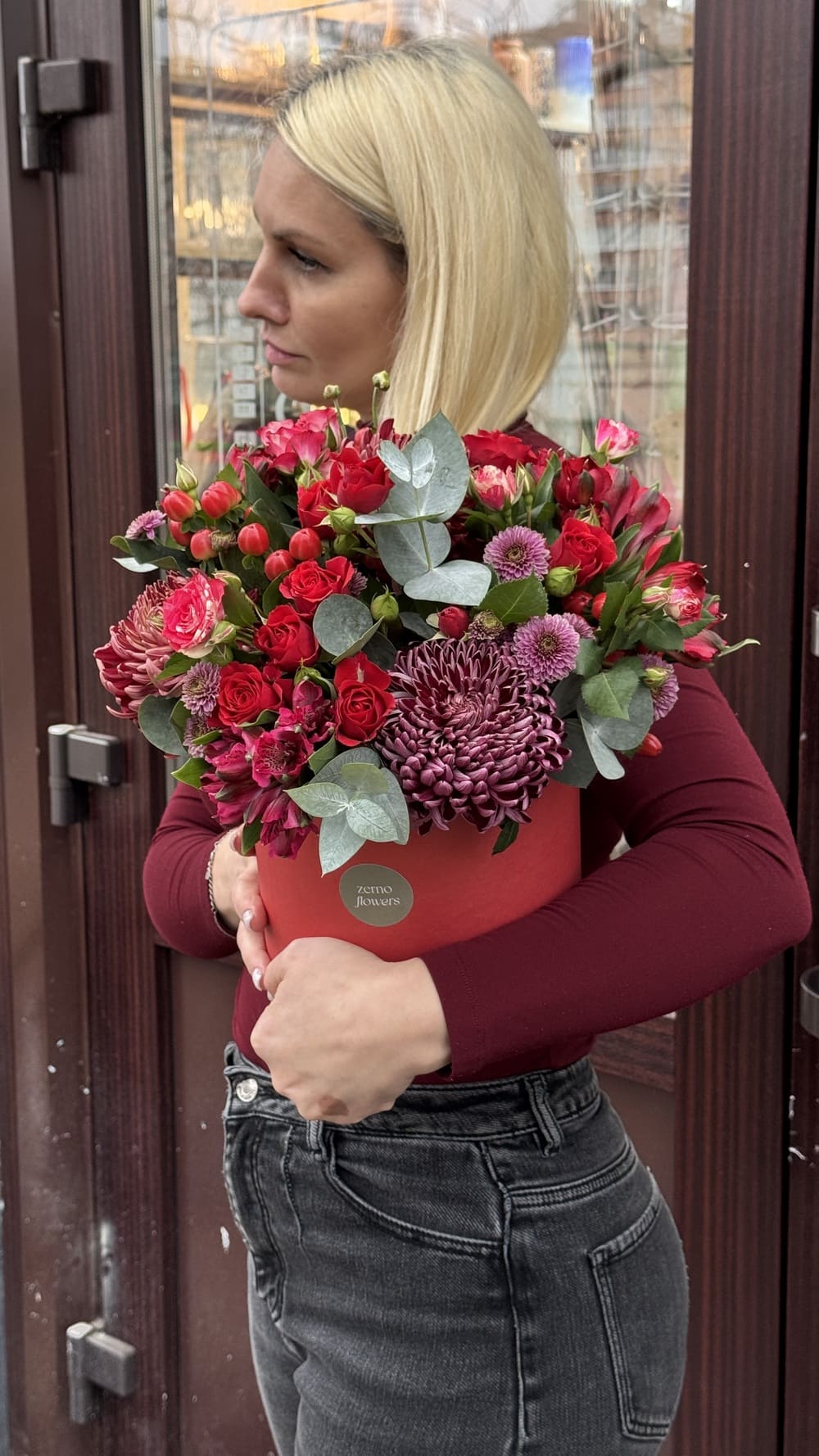 Альстромерии, диантусы и хризантемы в коробке Альстромерии, диантусы и хризантемы в коробке